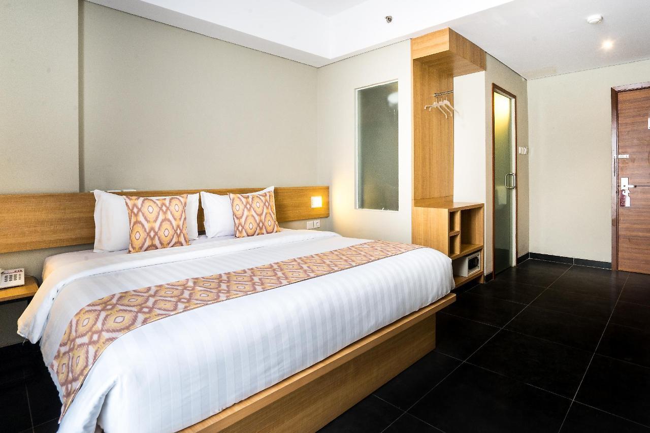 Maple Hotel Grogol Jakarta Buitenkant foto