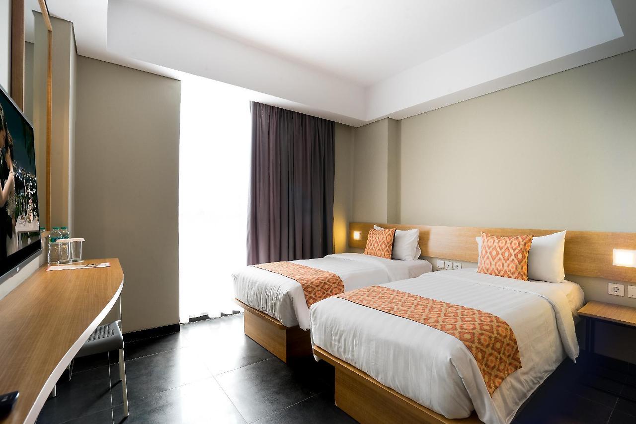 Maple Hotel Grogol Jakarta Buitenkant foto