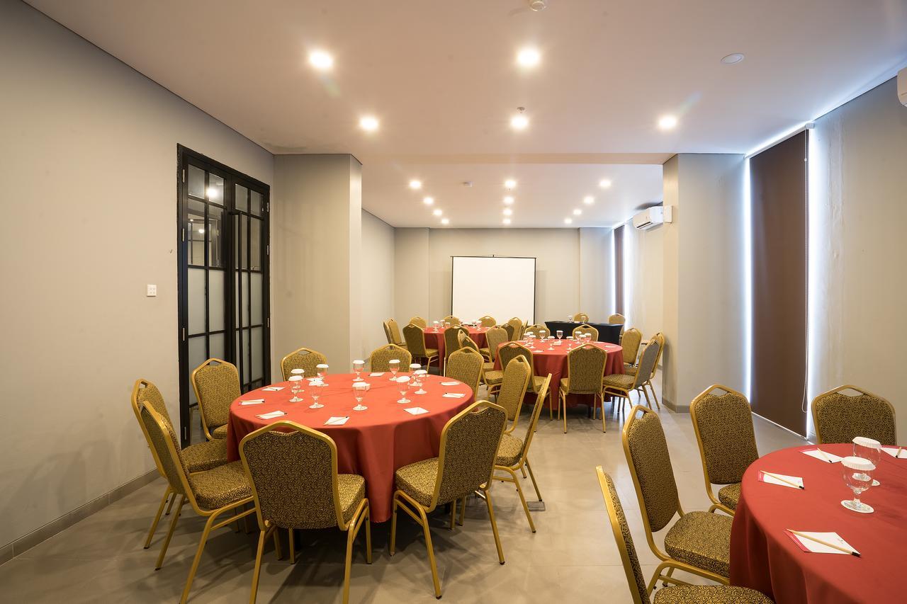 Maple Hotel Grogol Jakarta Buitenkant foto