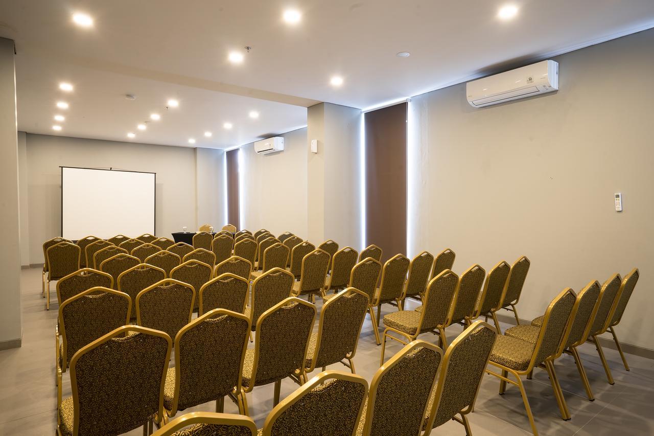 Maple Hotel Grogol Jakarta Buitenkant foto