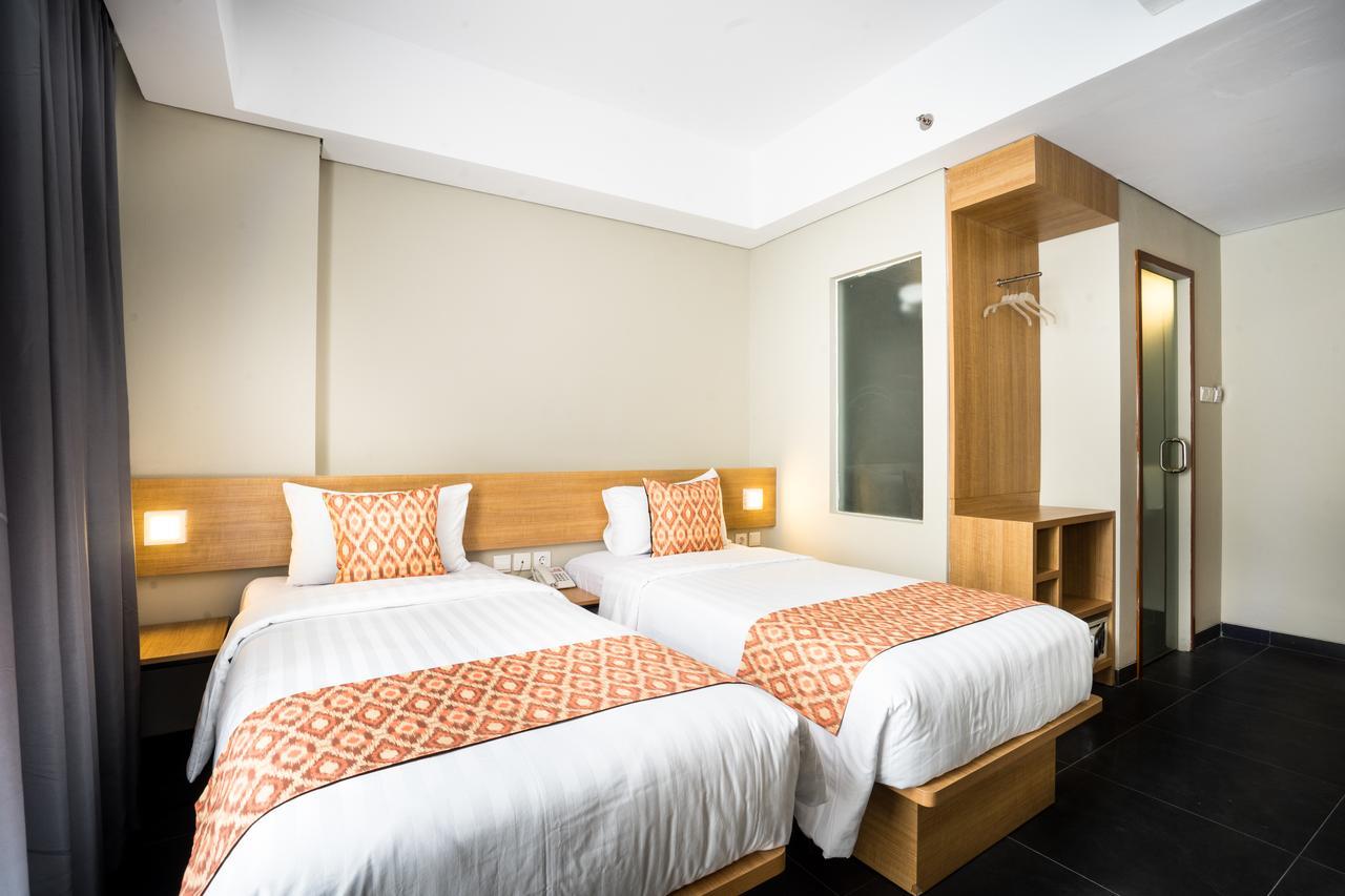 Maple Hotel Grogol Jakarta Buitenkant foto