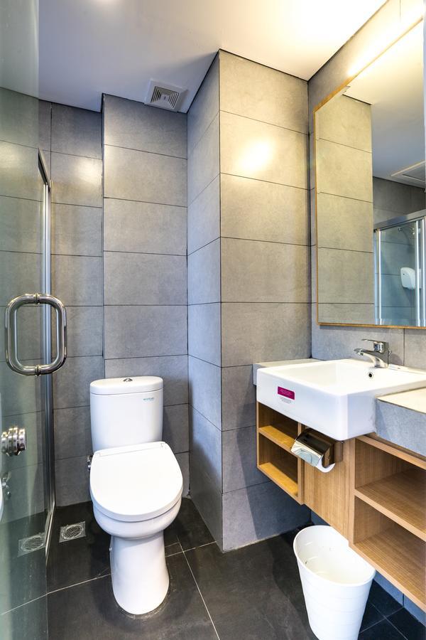 Maple Hotel Grogol Jakarta Buitenkant foto