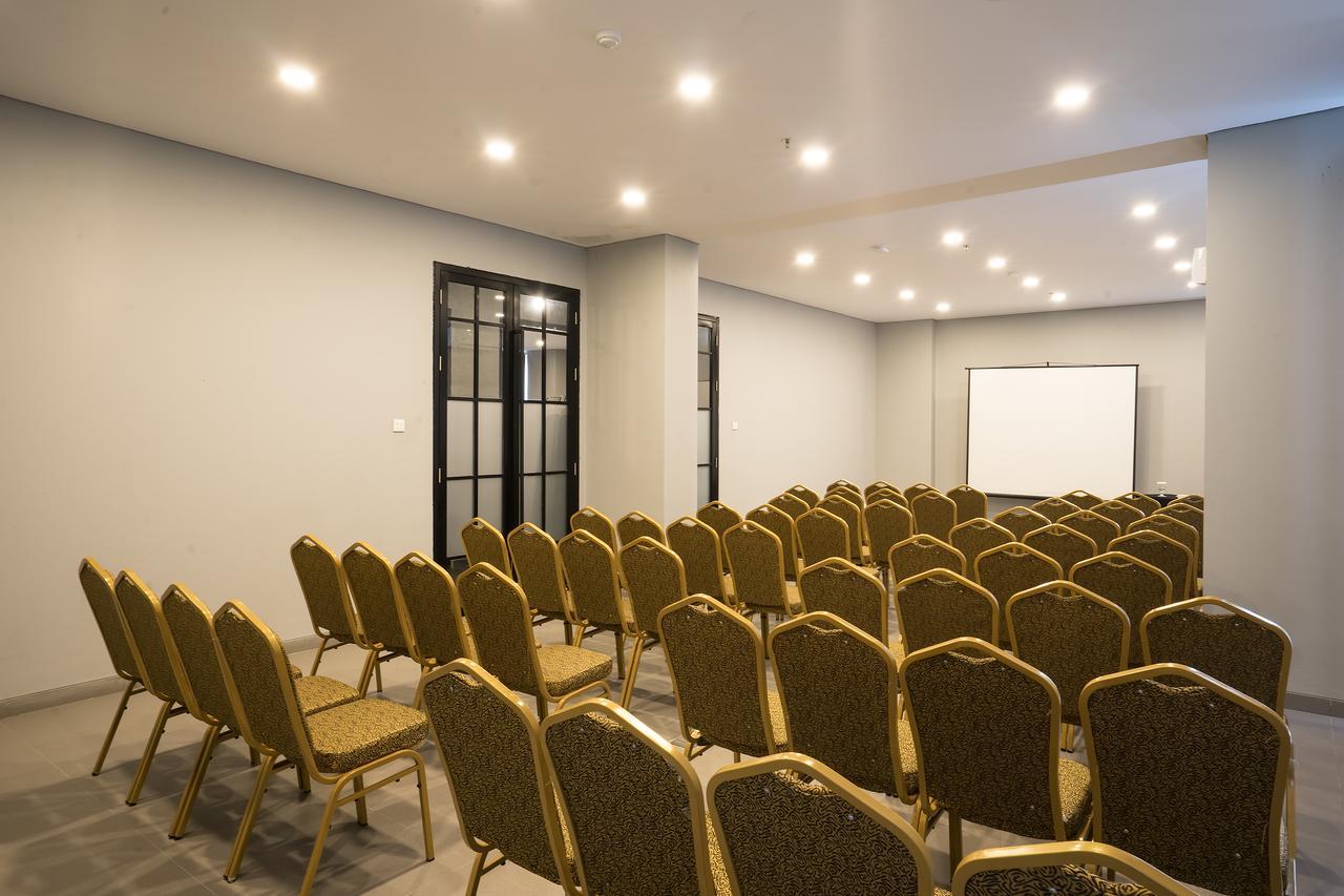 Maple Hotel Grogol Jakarta Buitenkant foto