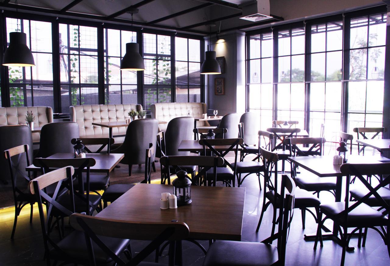 Maple Hotel Grogol Jakarta Buitenkant foto